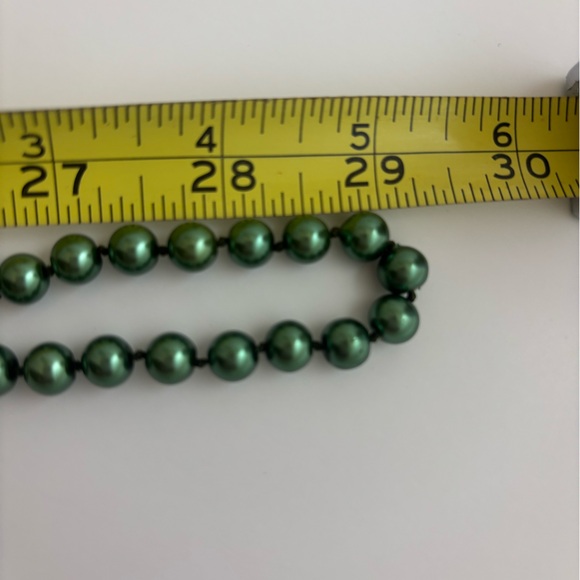 Elegant Emerald Green Faux Pearl Vintage Necklace - Picture 3 of 3